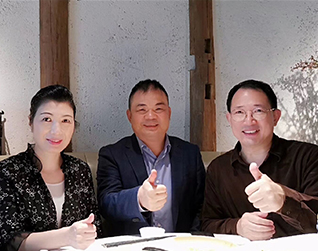 標(biāo)王機(jī)房監(jiān)控薛東山與單仁資訊集團(tuán)單仁博士、賈鹛院長(zhǎng)合照