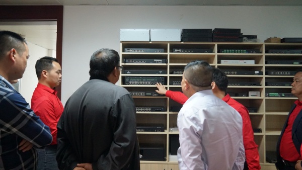 研發(fā)部經(jīng)理向電力公司專(zhuān)家團(tuán)介紹邁世動(dòng)環(huán)監(jiān)控主機(jī)