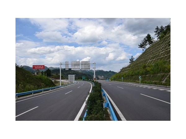 在無網(wǎng)絡(luò)區(qū)域?qū)崿F(xiàn)高速公路配電室監(jiān)控系統(tǒng)必選這款主機(jī)！